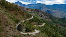 Die Estrada Real, der K&ouml;nigsweg, f&uuml;hrt von Rio de Janeiro ins Hinterland. Wie hier im K&uuml;stengebirge als gut ausgebaute Stra&szlig;e, manchmal jedoch ist der Weg mit dem Auto nicht mehr befahrbar.