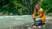 Wundersch&ouml;n und n&uuml;tzlich zugleich. Jasmina Neudecker erkundet die 700 Meter lange Partnachklamm. Entstanden ist sie durch die Kraft des Wassers, das sich bis zu 80 Meter tief durch die Felsen gegraben hat. Bis in die 1960er Jahre wurde die Kraft des Wassers hier genutzt, um im Fr&uuml;hjahr Holz zu transportieren.