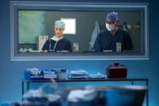 Vorbereitungen für eine wichtige Operation: Kim Raver als Dr. Teddy Altman, James Pickens Jr. als Dr. Richard Webber Vorbereitungen für eine wichtige Operation: Kim Raver als Dr. Teddy Altman, James Pickens Jr. als Dr. Richard Webber