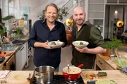 Bj&ouml;rn Freitag (l) mit Wild-Experte Timo B&ouml;ckle. Vom Wald auf den Teller. Als J&auml;ger wei&szlig; Timo B&ouml;ckle, wo sein Wild herkommt. Heute serviert er Hirschkalbsr&uuml;cken mit Kr&auml;uterkruste, Wurzelgem&uuml;se und Petersilienfl&auml;dle.