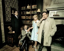 (v.l.n.r.) Very Long (Bastian Pastewka); Earl of Cockwood (Thomas Fritsch); Miss Pennymarket (Tanja Wenzel); Chief Inspector Even Longer (Oliver Kalkofe)