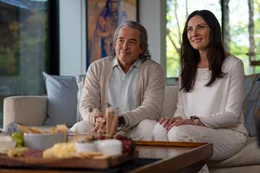 Laird Becker (Matthew Broderick) und seine Frau Allison (Laura Benanti) empfangen Maddie und wollen als Helikopter-Eltern nat&uuml;rlich nur das Beste f&uuml;r ihren Sohn Percy.