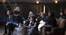 v.li: Debbie Ocean (Sandra Bullock), Lou (Cate Blanchett), Tammy (Sarah Paulson), Nine Ball (Rihanna), Rose Weil (Helena Bonham Carter), Amita (Mindy Kaling), Constance (Awkwafina).