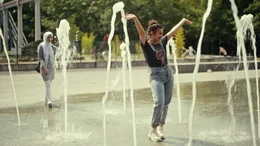 Mariana (vorne), tanzend im Springbrunnen