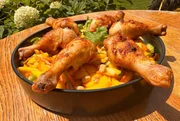 BBQ-Hänchenschenkel auf Salat. BBQ-Hänchenschenkel auf Salat.