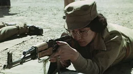 Eine afghanische Frau in Milit&auml;runiform bei Schie&szlig;&uuml;bung, Afghanistan 1980.