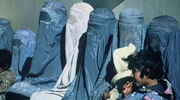 Afghanische Frauen und Kinder warten vor einer Klinik, Afghanistan 2003.