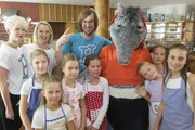 Angelockt von einer fr&ouml;hlichen, italienischen Tarantella wippt und wiegt sich der TanzTapir in eine Pizzeria. Singa, Herr H mit &bdquo;Pizza Margherita&ldquo; und die TanzAlarm-Kids mit &bdquo;Basta ich will Pasta&ldquo; finden dann das richtige Rezept f&uuml;r einen leckeren und bewegten Pizzeria-Besuch.