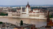 Blick auf Budapest mit dem imposanten Parlamentsgebäude an der Donau. Blick auf Budapest mit dem imposanten Parlamentsgebäude an der Donau.