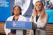 Teamwork für eine revolutionäre Operation, v.li.: Chandra Wilson als Dr. Miranda Bailey, Jessica Capshaw als Dr. Arizona Robbins Teamwork für eine revolutionäre Operation, v.li.: Chandra Wilson als Dr. Miranda Bailey, Jessica Capshaw als Dr. Arizona Robbins