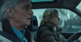 Lissy Lunies (Corinna Harfouch) ist mit ihrem Mann Gerd Lunies (Hans-Uwe Bauer) unterwegs.