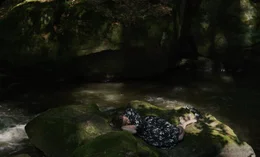 Nach dem Tod ihres Mannes findet Frau Kreisler (Maren Eggert), umgeben von Licht und Wasser, Trost und Ruhe in der Begegnung mit den Elementen der Natur.
