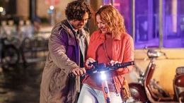 L-R: Senay (Jasmin Shakeri), Karla (Karoline Herfurth)