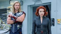 L-R: Thor (Chris Hemsworth) und Natasha Romanoff / Black Widow (Scarlett Johansson)