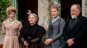 v.l.n.r.: Lady Adella Fitzherbert (Holly Sturton), Lady Imelda Hansen (Michele Dotrice), Lady Emma Fitzherbert (Cathy Belton), Lord George Fitzherbert (Owen Roe) v.l.n.r.: Lady Adella Fitzherbert (Holly Sturton), Lady Imelda Hansen (Michele Dotrice), Lady Emma Fitzherbert (Cathy Belton), Lord George Fitzherbert (Owen Roe)