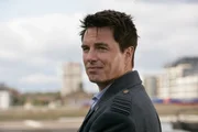 Jack (John Barrowman) will die Kinder retten, aber wie? Die Welt steht den apokalyptischen Ereignissen hilflos gegen&uuml;ber. Gwen Cooper ist auf sich allein gestellt, als die "finale Ma&szlig;nahme" beginnt. Die Gewalt eskaliert und die Welt versinkt in Anarchie. Eine kleine Siedlung mit Sozialwohnungen wird zum Schlachtfeld, auf dem sich die Zukunft der gesamten Menschheit entscheidet ...