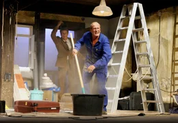 Vater M&ouml;gle (Joerg Adae), im Hintergrund Jan-Sandro Berner.