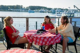 v.li.: Maddie (Jennifer Lawrence), Sara (Natalie Morales), Jim (Scott MacArthur).