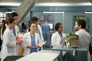 Assistenz&auml;rzte bereit f&uuml;r ihre Auftr&auml;ge, v.li.: Adelaide Kane als Dr. Jules Millin, Harry Shum als Dr. Benson Kwan, Midori Francis als Dr. Mika Yasuda, Niko Terho als Dr. Lucas Adams, Alexis Floyd als Dr. Simone Griffith, Jake Borelli als Dr. Levi Schmitt