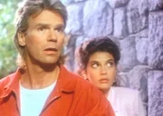 Penny (Teri Hatcher, r.) und MacGyver (Richard Dean Anderson, l.) haben ein verdächtiges Geräusch gehört. Penny (Teri Hatcher, r.) und MacGyver (Richard Dean Anderson, l.) haben ein verdächtiges Geräusch gehört.