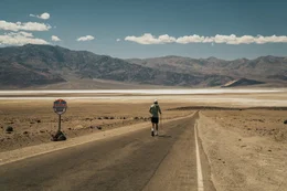 Red Bull-Athlet Arda Saat&ccedil;i beim Lauf w&auml;hrend des Red Bull Cyborg Season Ultra 600 2026 im Death Valley, Kalifornien, USA am 5. Mai 2026.