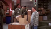 Doug (Kevin James, re.) erinnert sich zur&uuml;ck, wie er seinen Job bekommen hat:  Er ist arbeitslos und geht seit zwei Monaten mit Carrie aus. Links: Deacon (Victor Williams).