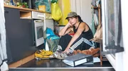 Luisa (31) aus Leipzig muss als alleinerziehende Mutter und Lieferfahrerin jeden Monat rechnen. Luisa (31) aus Leipzig muss als alleinerziehende Mutter und Lieferfahrerin jeden Monat rechnen.