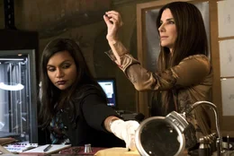 Amita (Mindy Kaling, l.); Debbie Ocean (Sandra Bullock, r.)