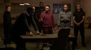 Declan Dempsey (Laurie Davidson, 2. v. li.) und die Killerin Nina (Leonie Benesch, li.) haben Amber (Izuka Hoyle) und Tibor (Tahar Rahim, Mitte) in ihrer Gewalt.