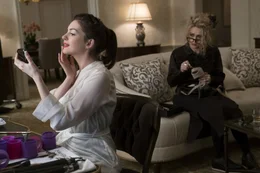 Daphne Kluger (Anne Hathaway, l.) ist der Star des gro&szlig;en Galaabends im Metropolitan Museum und l&auml;sst sich daf&uuml;r von Designerin Rose Weil (Helena Bonham Carter, r.) einkleiden.