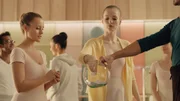 F&uuml;r die heutige Aufgabe im Ballettunterricht sollen Paare gebildet werden. Jeder darf eine Zettel mit dem Namen des Tanzpartners ziehen. Thea (M. Hanna Dodd) fischt gerade einen Zettel aus dem Glas, das Lehrer Armando Castillo (Rik Young, r.) h&auml;lt, w&auml;hrend Lena (Jessica Lord, l.) sehr gespannt darauf wartet, an der Reihe zu sein.