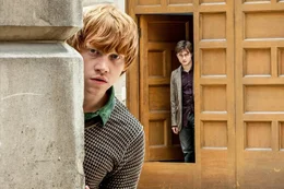 Begeben sich auf die Suche nach den verlorenen und versteckten Horkruxen und m&uuml;ssen daf&uuml;r sogar in das eingenommene Zaubereiministerium eindringen: Ron (Rupert Grint, l.) und Harry (Daniel Radcliffe, r.) ...