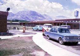 Afghanische Frau auf dem Parkplatz der American International School of Kabul, Afghanistan 1967/68.