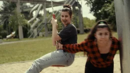 Mariana (hinten) auf Spielplatz