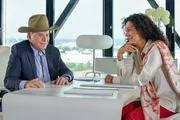 Wöller (Fritz Wepper) erschleicht sich, als Texaner verkleidet, einen Termin bei Jenny Winter (Barbara Wussow). Wöller (Fritz Wepper) erschleicht sich, als Texaner verkleidet, einen Termin bei Jenny Winter (Barbara Wussow).