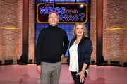 Als Kandidat:innen zu Gast bei "Wer wei&szlig; denn sowas?": Der Schauspieler und S&auml;nger Olli Dittrich (l.) und die S&auml;ngerin und Dozentin Jane Comerford (r.).