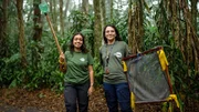 Lara Renzetti (re.) von der Organisation REFAUNA leitet die Auswilderung der Gelbbrust-Aras im Nationalpark Floresta da Tijuca in Rio de Janeiro.