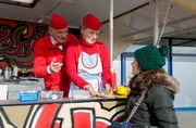 Inge (Peggy Lukac, M.) und Hannes (Claus Dieter Clausnitzer, l.) bringen Theos Wurstbude mit ihrer American-Diner-Idee zum Brummen (mit Komparsen). Inge (Peggy Lukac, M.) und Hannes (Claus Dieter Clausnitzer, l.) bringen Theos Wurstbude mit ihrer American-Diner-Idee zum Brummen (mit Komparsen).