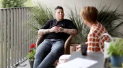 Ein Schlagerstar, Basilikum-Pesto und viel zu Lachen. In der zweiten Folge von &bdquo;B&ouml;ttinger. Wohnung 17&ldquo; empf&auml;ngt Moderatorin Bettina B&ouml;ttinger (r) Schlager-S&auml;ngerin Kerstin Ott in ihrer Wohnung in der K&ouml;lner S&uuml;dstadt.