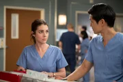 Unterredung auf dem Flur: Adelaide Kane als Dr. Jules Millin, Harry Shum als Dr. Benson Kwan Unterredung auf dem Flur: Adelaide Kane als Dr. Jules Millin, Harry Shum als Dr. Benson Kwan
