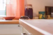 Eine Maus in der Küche bereitet Opa Karl große Angst. Eine Maus in der Küche bereitet Opa Karl große Angst.