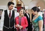 Gerade als Emma (Ivanka Brekalo, r.) Marlene (Lucy Scherer, 2.v.l.) und Konstantin (Moritz Tittel, l.) erzählt, wie sehr sie Felix (Martin Gruber, 2. v.r.) vermisst, kommt dieser im Fürstenhof an. Gerade als Emma (Ivanka Brekalo, r.) Marlene (Lucy Scherer, 2.v.l.) und Konstantin (Moritz Tittel, l.) erzählt, wie sehr sie Felix (Martin Gruber, 2. v.r.) vermisst, kommt dieser im Fürstenhof an.