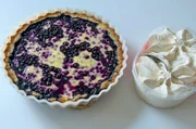 In Finnland wird der Heidelbeerkuchen gerne mit Kermaviili, der finnischen Cr&egrave;me fra&icirc;che, bestrichen. Serviert wird er mit einer Kugel Vanilleeis.