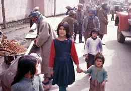 Afghanische M&auml;dchen in den Stra&szlig;en von Kabul, Afghanistan 1967/68.