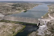 Die Entstehungsgrundlage des Alqueva ist ein Megastaudamm, der eine vormals wüstenähnliche Gegend in den riesigen See verwandelte. Die Entstehungsgrundlage des Alqueva ist ein Megastaudamm, der eine vormals wüstenähnliche Gegend in den riesigen See verwandelte.