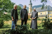Von links: Ivo Batic (Miroslav Nemec) und Franz Leitmayr (Udo Wachveitl) verh&ouml;ren Schwester Antonia (Maresi Riegner).