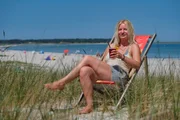 Im Klappstuhl in den Dünen und dazu ein kühles Getränk - unbezahlbar! Im Klappstuhl in den Dünen und dazu ein kühles Getränk - unbezahlbar!