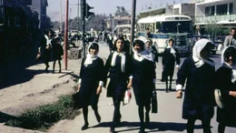 Afghanische Schulm&auml;dchen in Kabul auf dem Weg zur Schule, Afghanistan 1967/68