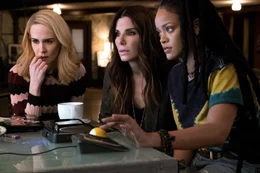 Tammy (Sarah Paulson, l.) und Debbie Ocean (Sandra Bullock, M.) sehen fasziniert zu, wie Nine Ball (Rihanna, r.) eine 3-D-Vorlage des Diamantcolliers erstellt.