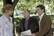Cop Christian Lind (Tom Mikulla, re.) kommt gerade rechtzeitig, als Anna Lerchl (Franziska Schlattner) Erwin Hasslinger (Peter Faerber) mit dem Beweis für ihre Mordtheorie erpressen will. Cop Christian Lind (Tom Mikulla, re.) kommt gerade rechtzeitig, als Anna Lerchl (Franziska Schlattner) Erwin Hasslinger (Peter Faerber) mit dem Beweis für ihre Mordtheorie erpressen will.